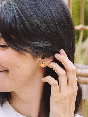 Clous d'oreilles SHE IS Fearless doré