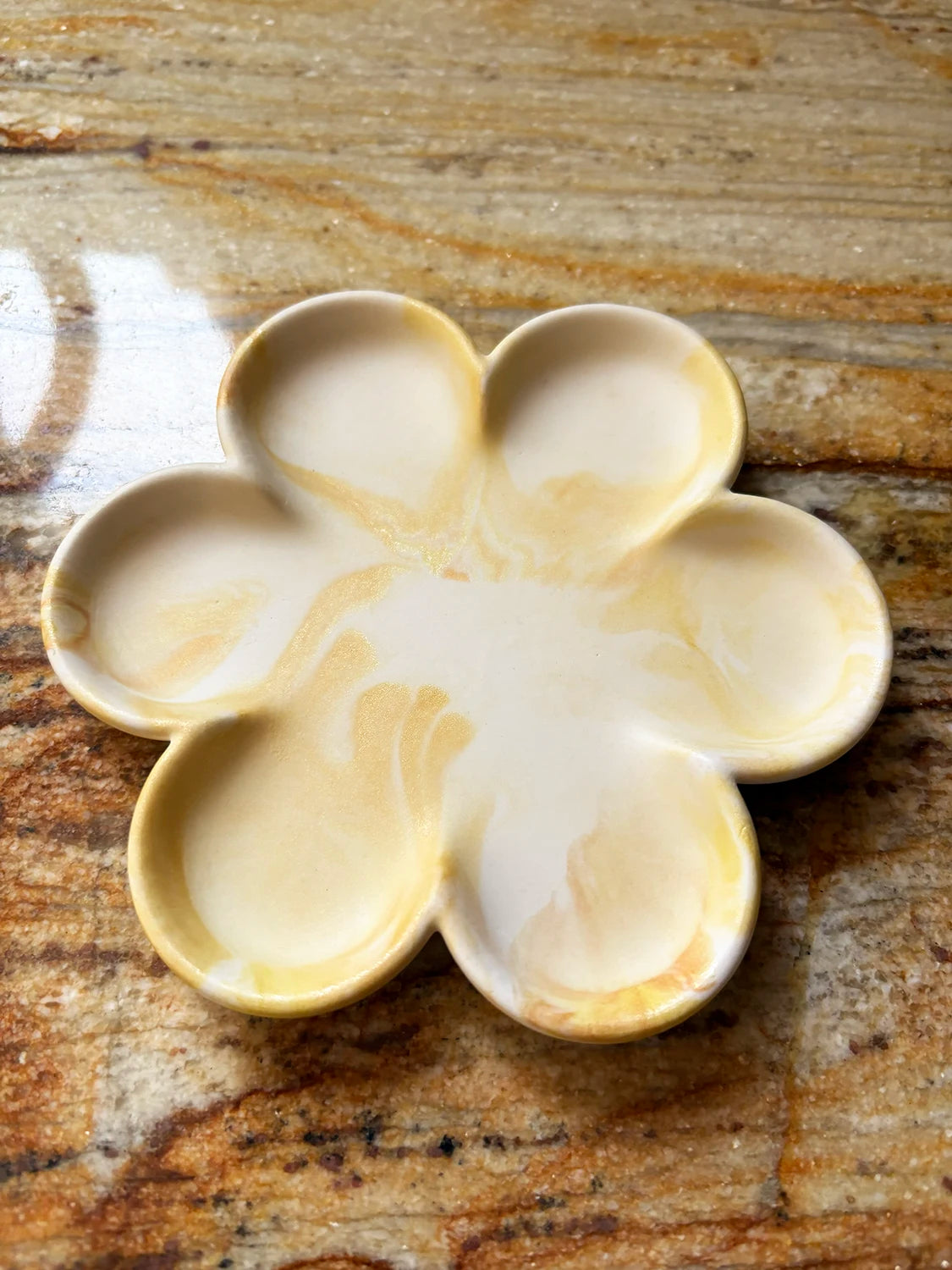 Plateau à bijoux Fleur – Série Phénix (or et jaune)