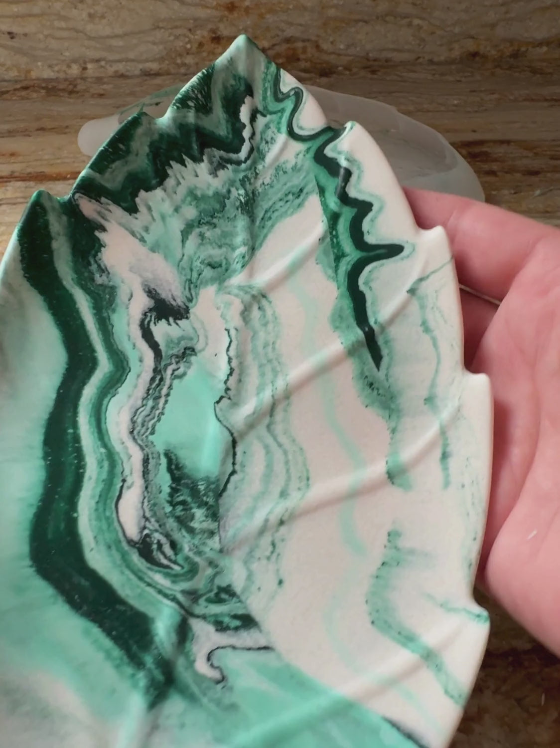 Plateau à bijoux feuille marbré turquoise & blanc – Série Néréide